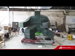 A escultura abstrata de bronze foi instalada