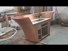 A escultura abstrata de bronze foi instalada