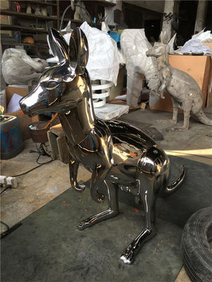 Da instalação animal do assoalho das esculturas do metal do canguru do espelho estátuas animais gigantes