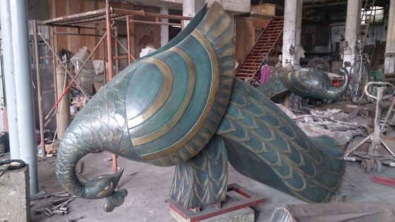 Decoração exterior da associação das estátuas do jardim das esculturas animais do metal do pavão grande