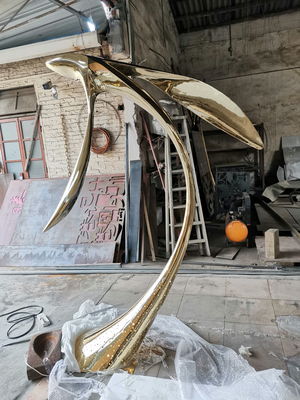 Chapeando da associação moderna da escultura do metal do titânio a escultura abstrata alta