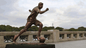 Escultura de Copa do Mundo de Futebol de Fundição de FRP personalizada para criar uma Escultura de Momento de Jogador Separada