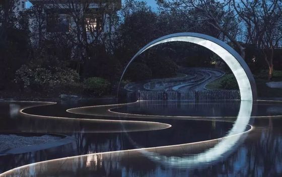O grande metal Art Sculptures de Waterscape, diodo emissor de luz da associação ilumina a estátua de aço inoxidável