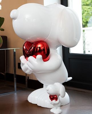 As esculturas Snoopy do personagem de banda desenhada surgem ornamento escovados das estátuas do jardim do cão